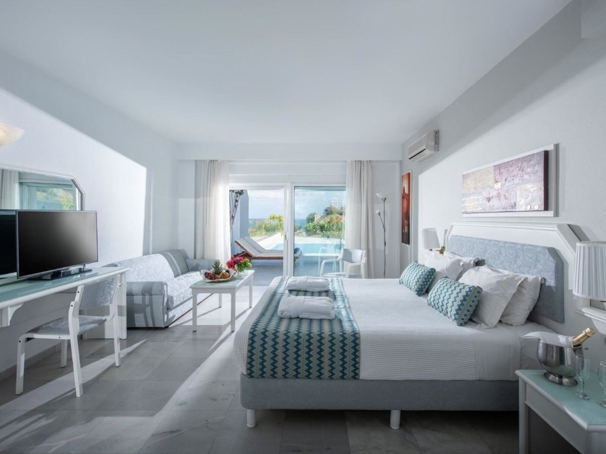 rooms-1bedroom-suite-with-sea-view-and-private-pool