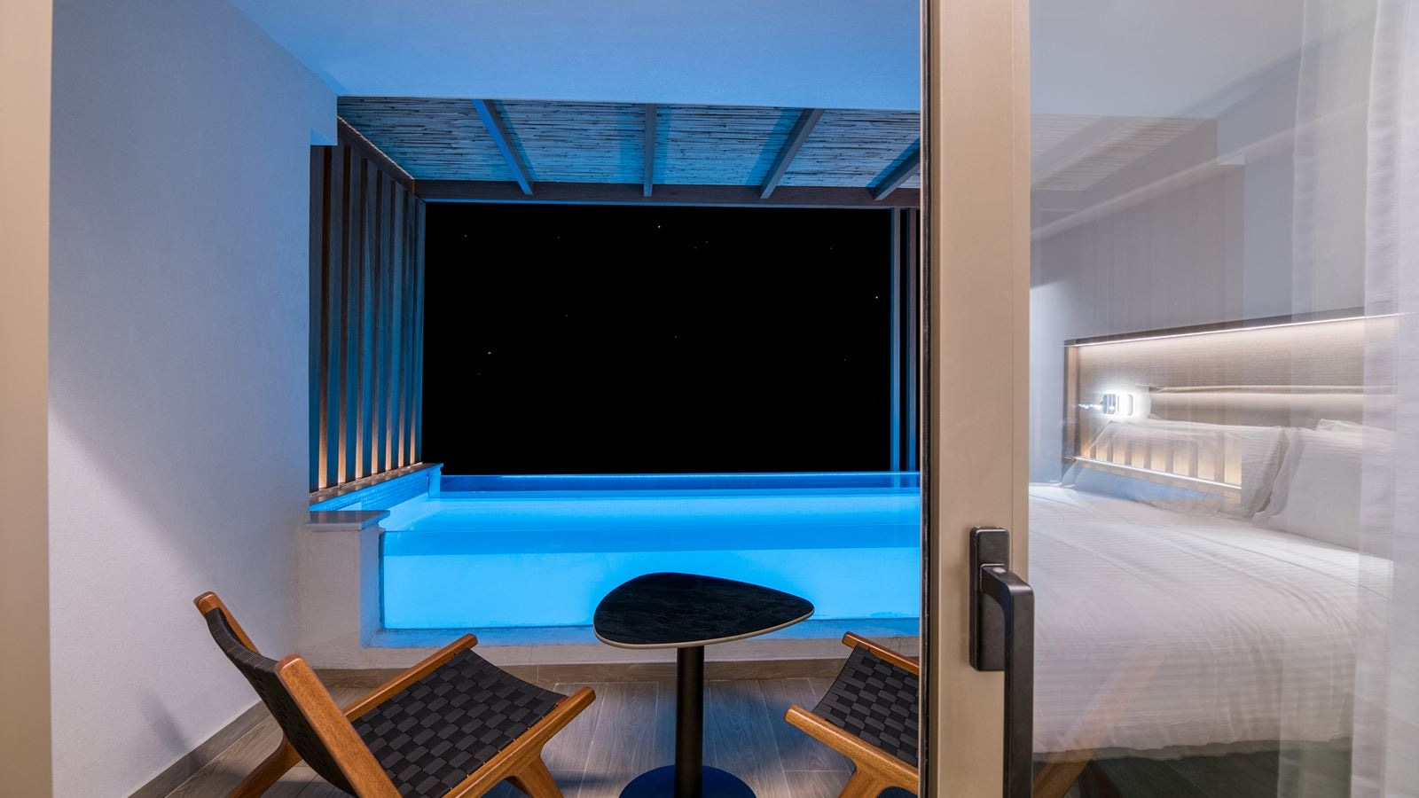 rooms-dazzling-blue-outdoor-jacuzzi-sea-view