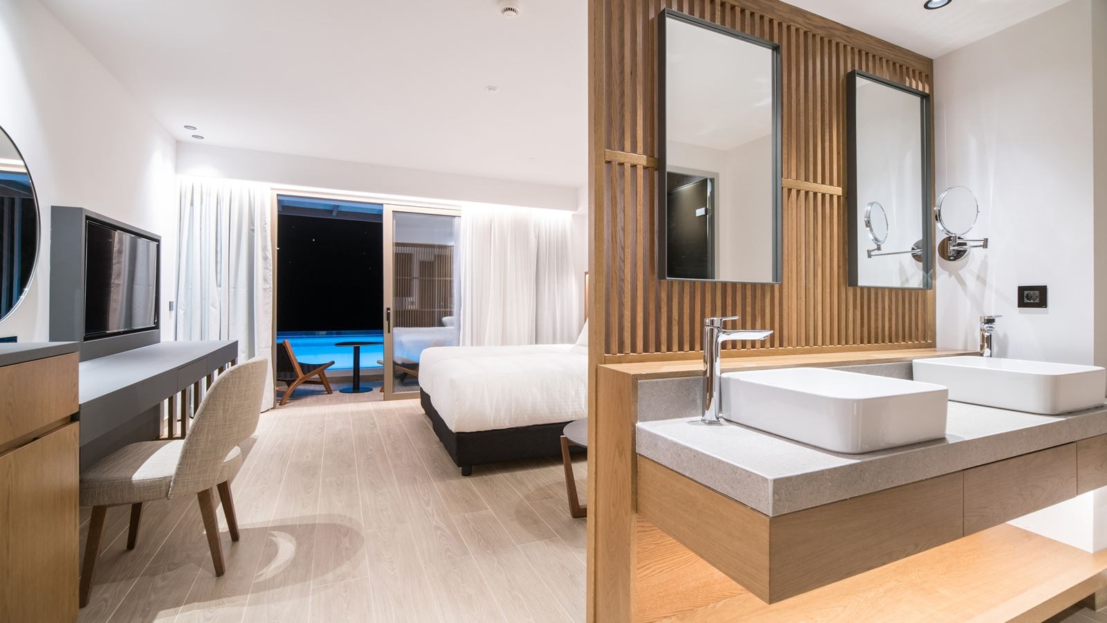 rooms-dazzling-blue-outdoor-jacuzzi-sea-view