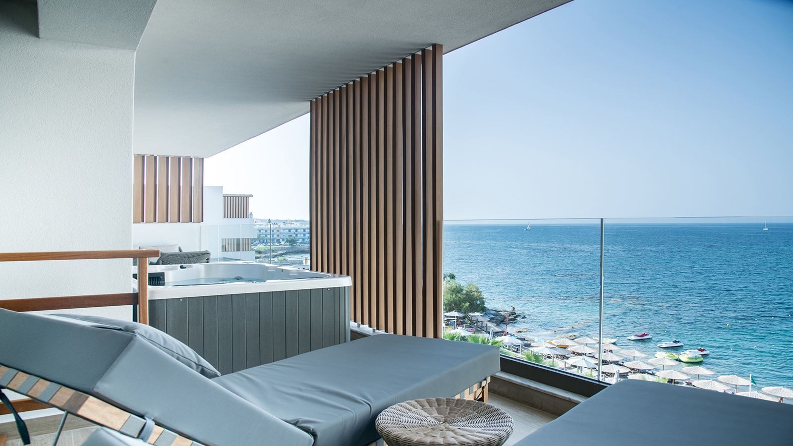 rooms-dazzling-suite-seaviewoutdoor-jacuzzi