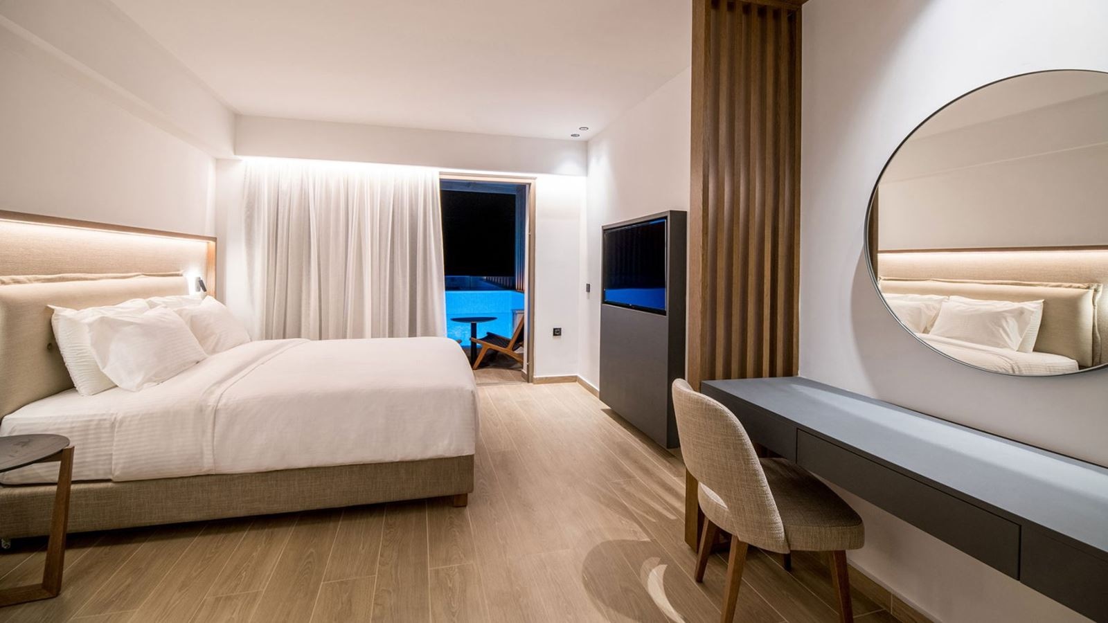 rooms-dazzling-blue-plunge-pool-sea-view