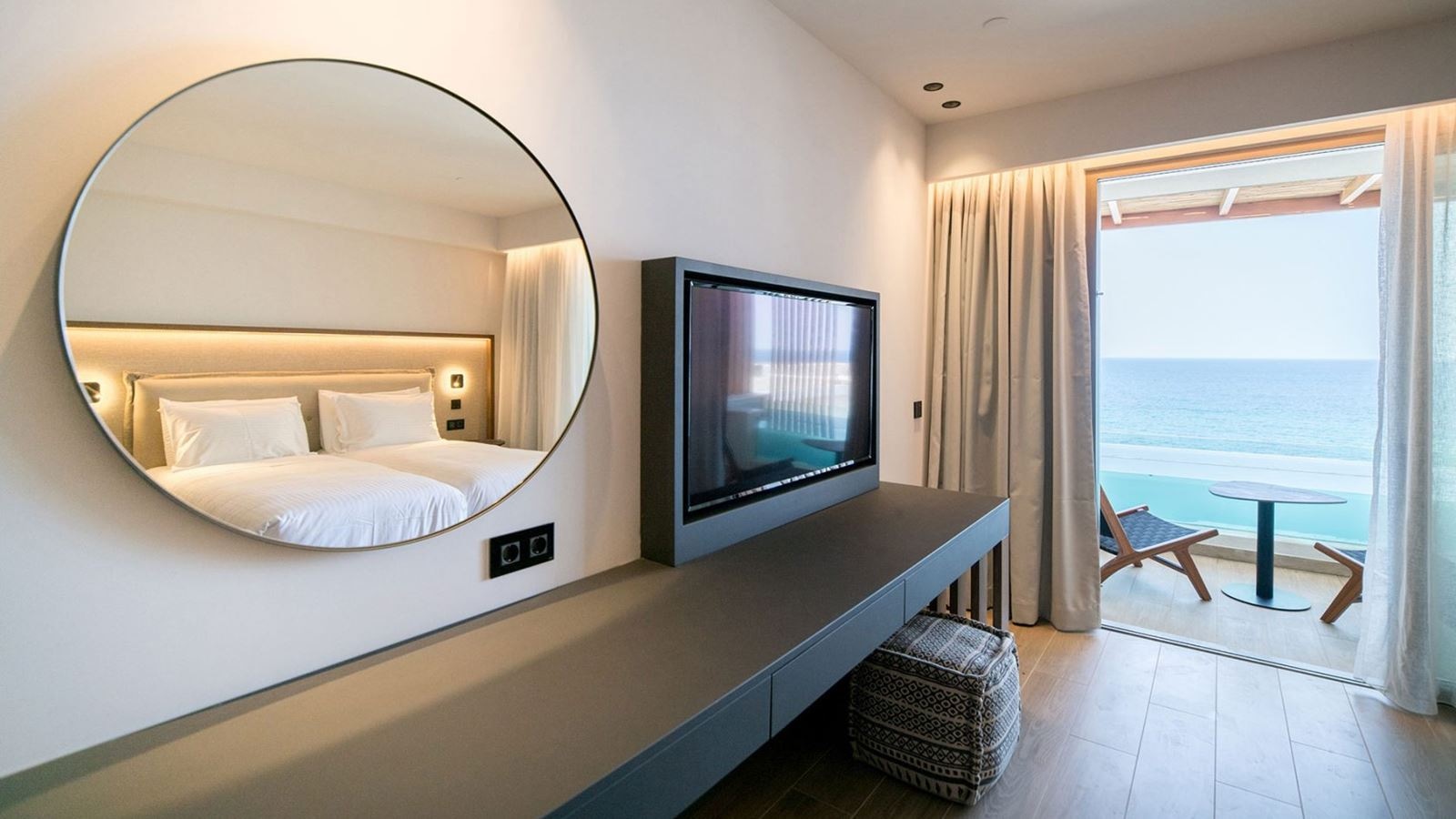 rooms-dazzling-blue-plunge-pool-sea-view