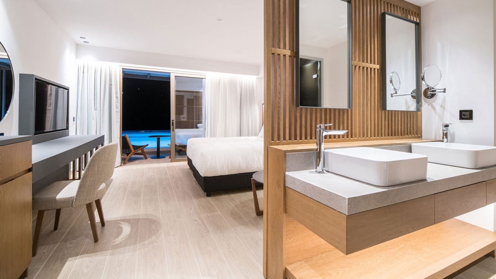 rooms-dazzling-blue-plunge-pool-sea-view