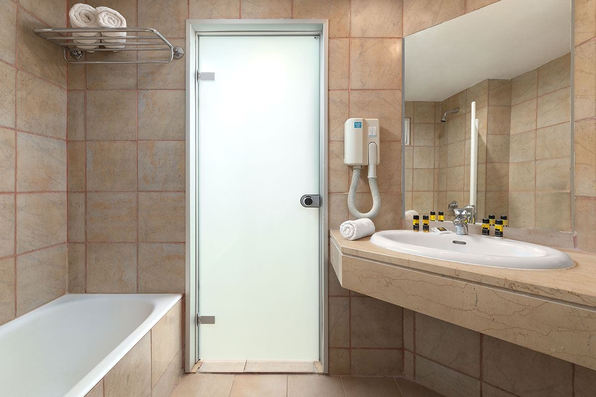 rooms-room-family-sliding-door-sideseaview-balcony