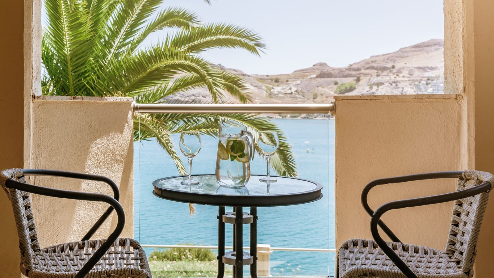 rooms-deluxe-suite-beachfront