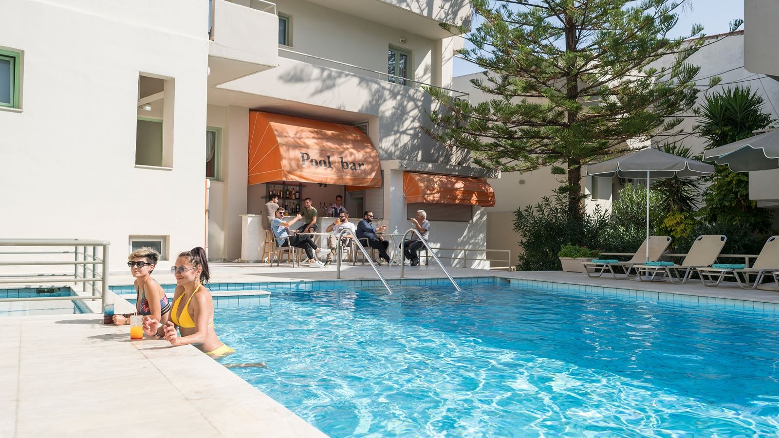 restaurants-pool-bar-summer-beach