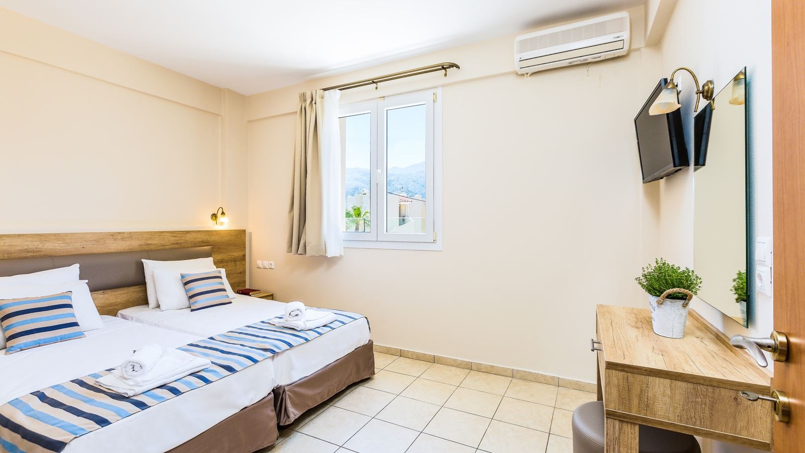 rooms-apartment-superior--quadruple-1-bedroom-balcony-or-terrace