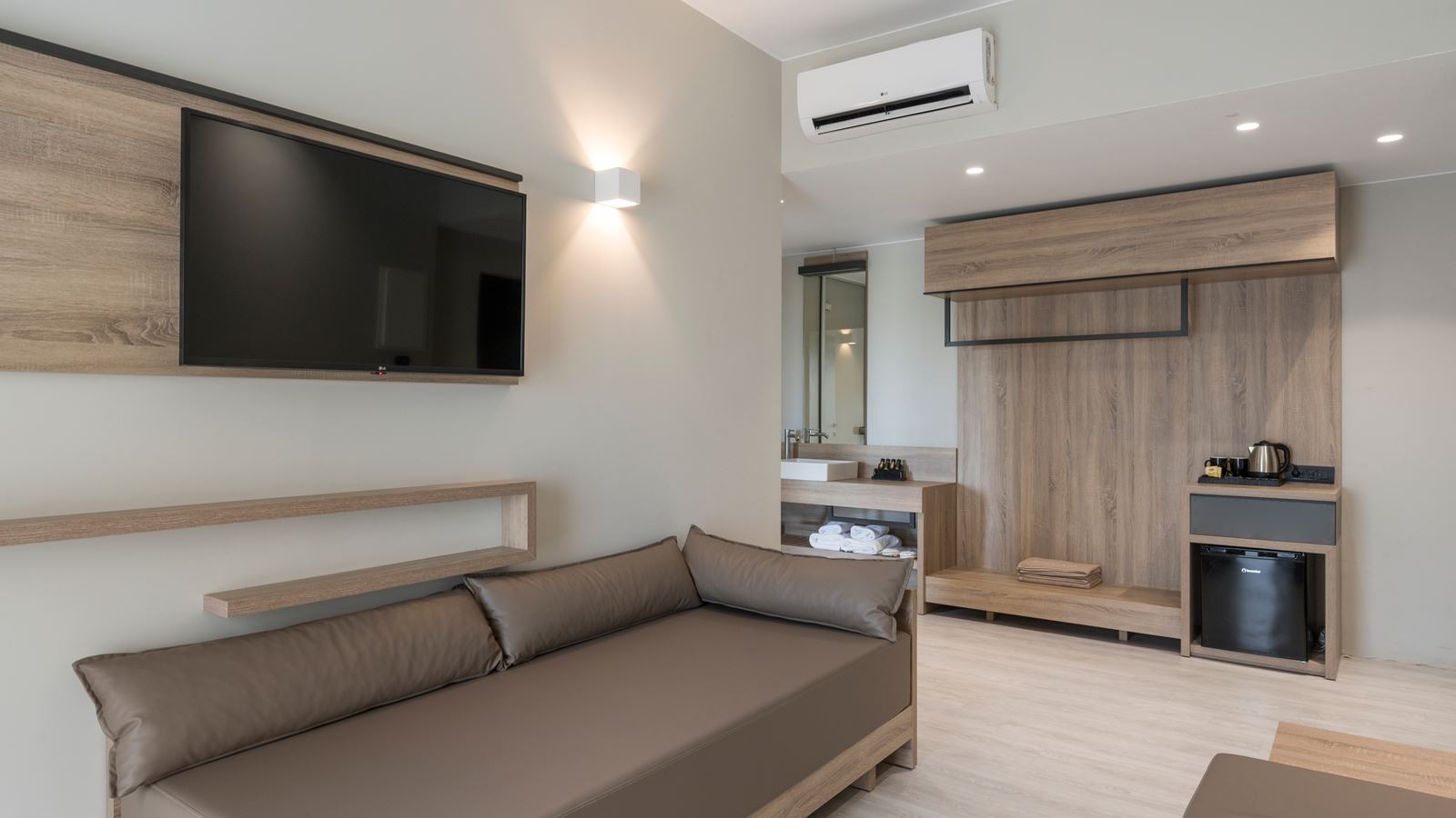 rooms-suite-with-jacuzzi