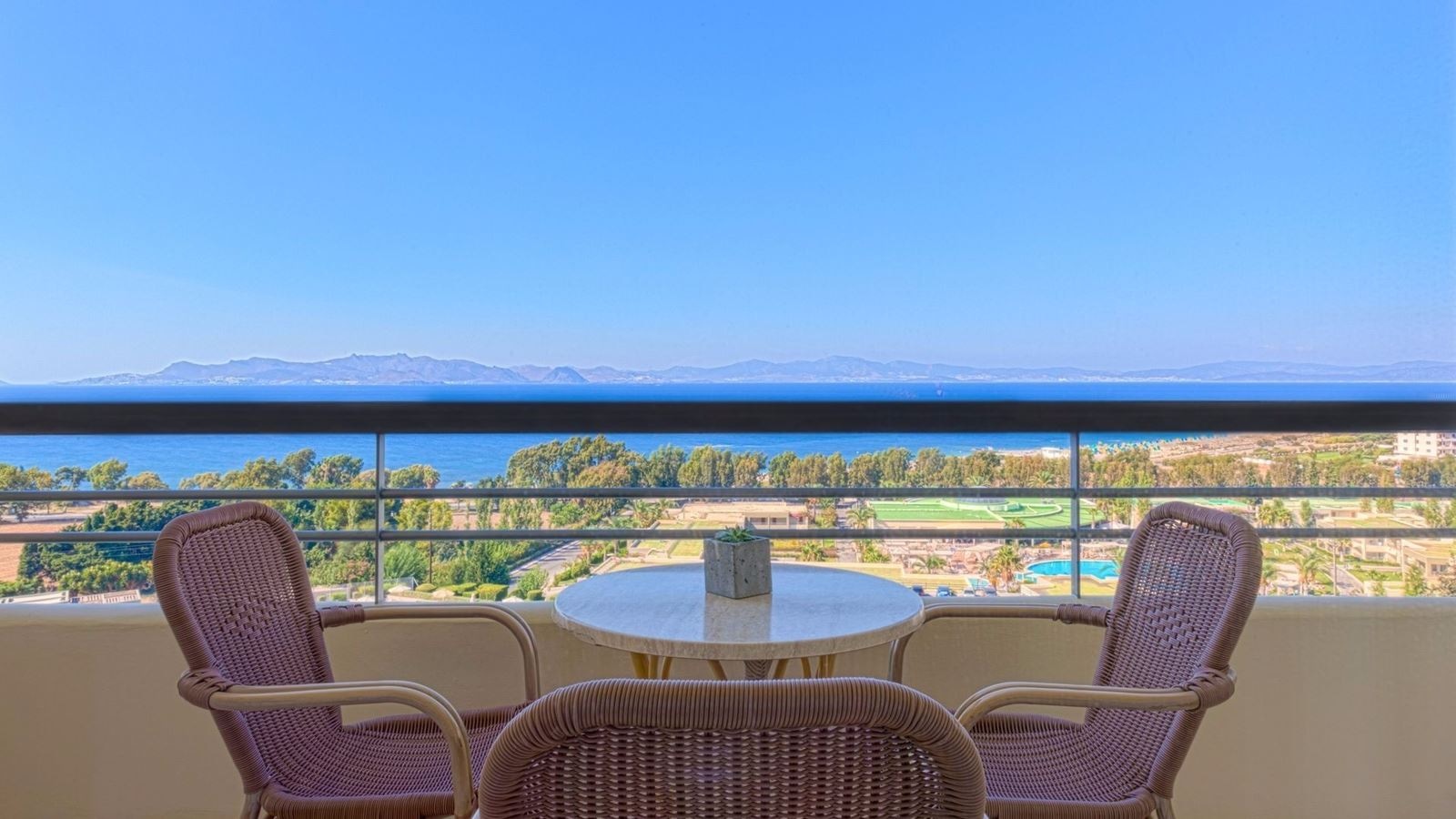 rooms-renovated-junior-suite-side-sea-view