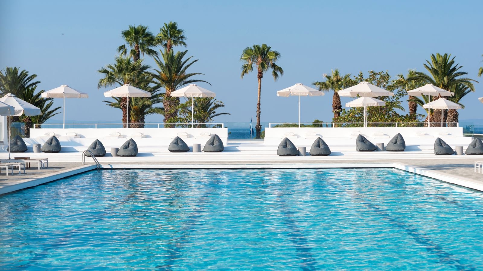 restaurants-oasis-pool-bar