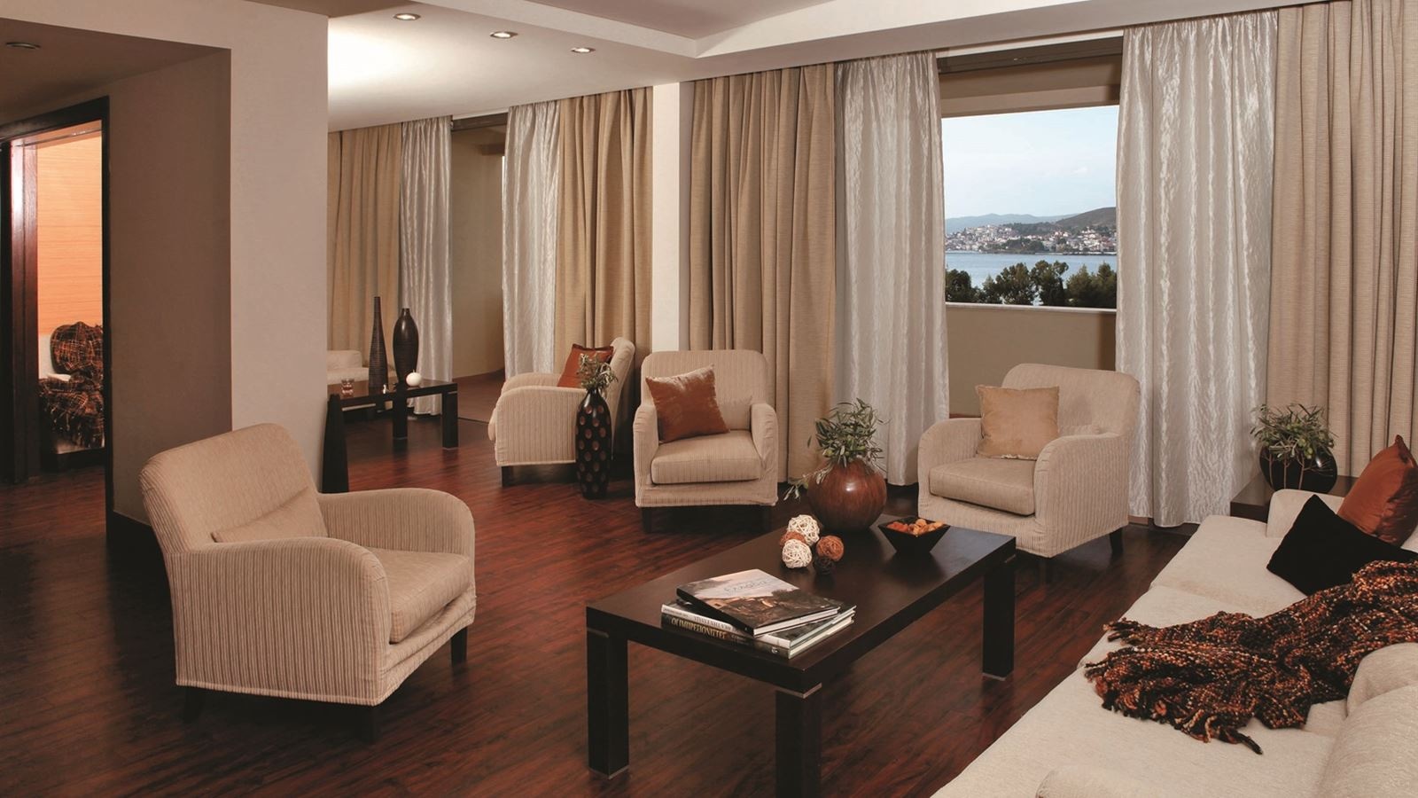 rooms-onebedroom-superior-suite-sea-or-marina-view