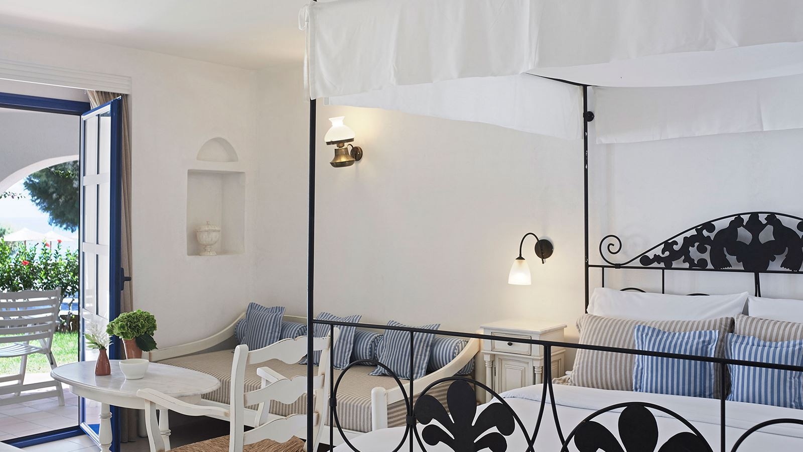 rooms-premium-sea-front-bungalow