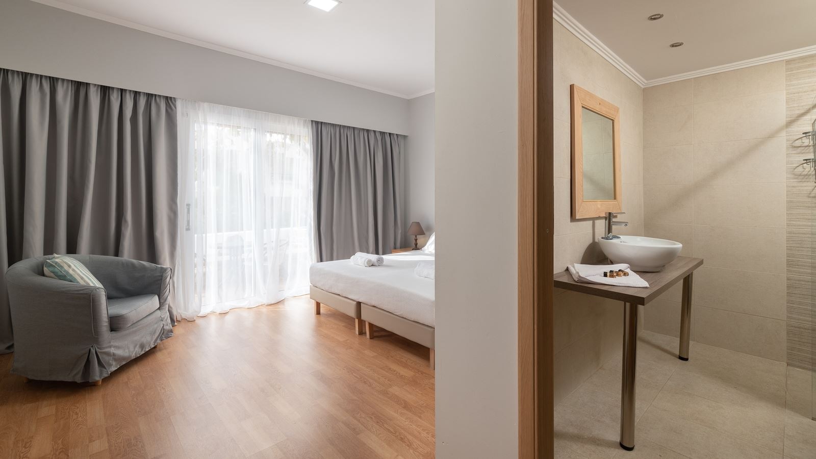 rooms-standard-double-room-balcony