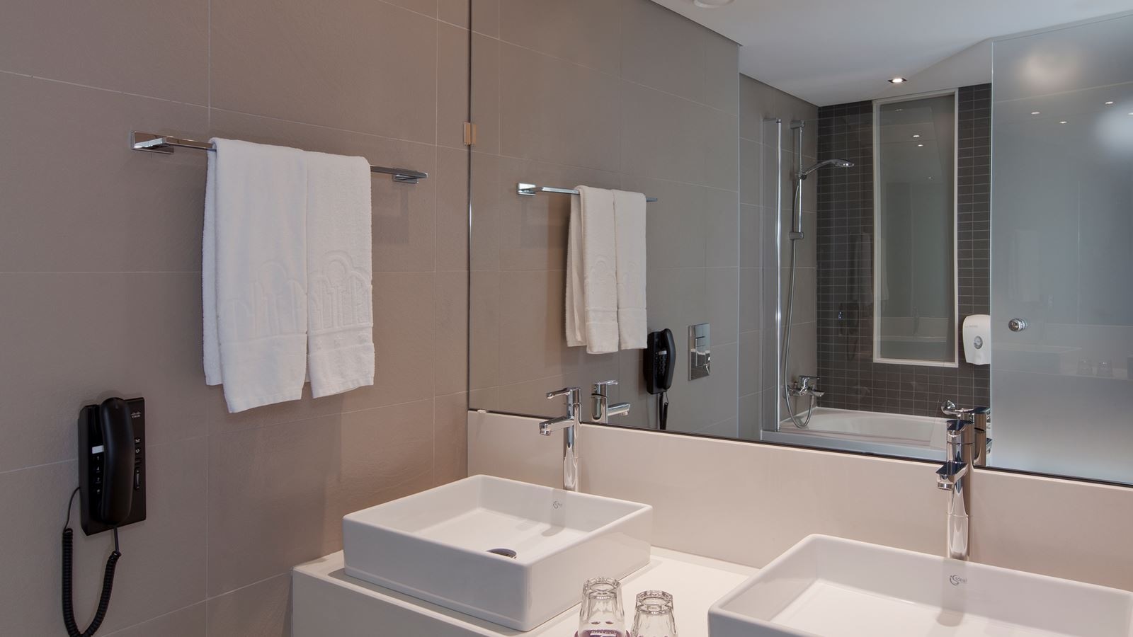 rooms-family-room-balcony