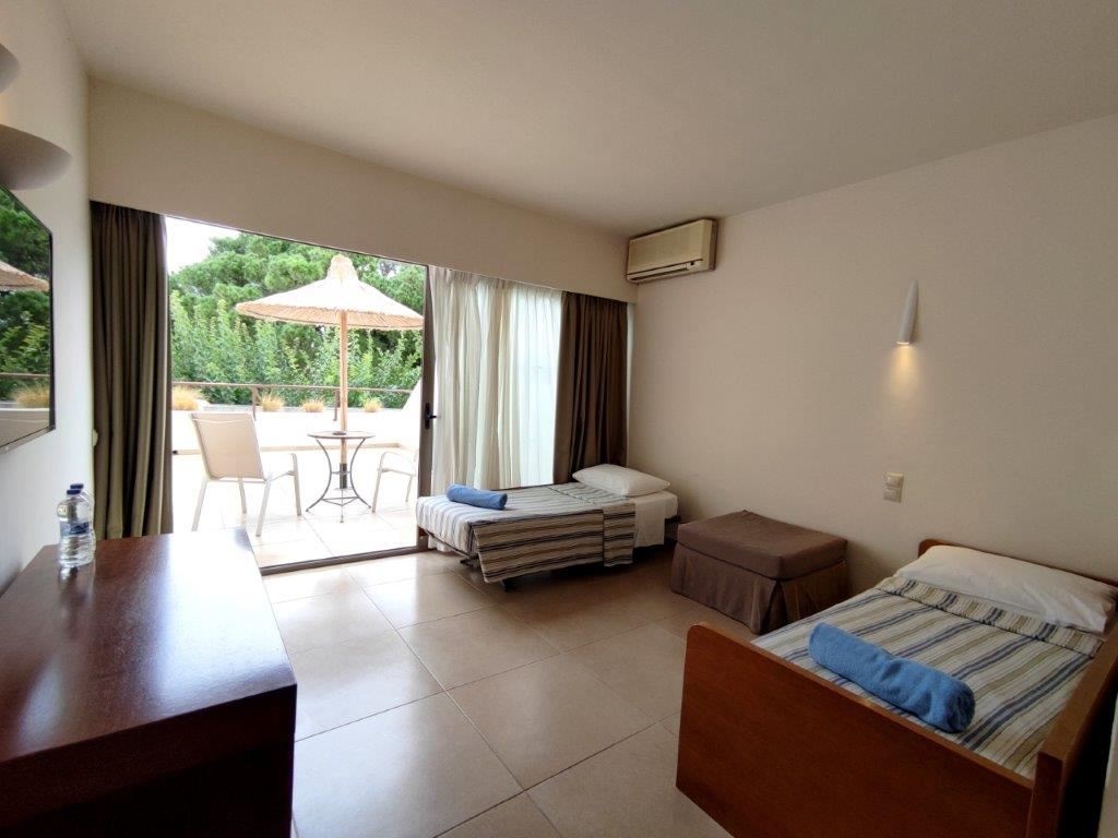 rooms-room-family-2-rooms-garden-view