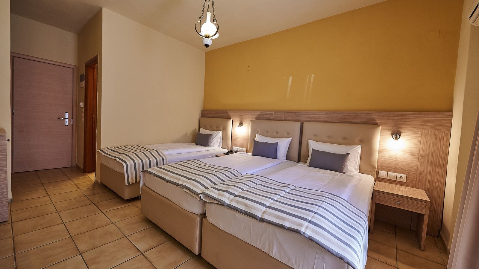 rooms-triple-room-superior-balcony