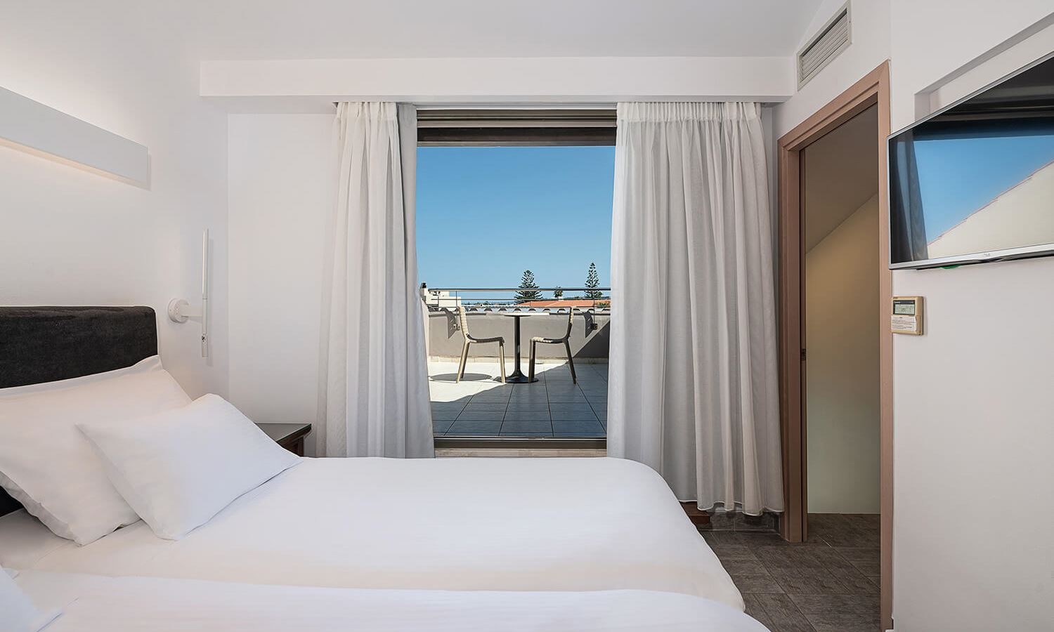 rooms-room-family-1-bedroom-with-living-room