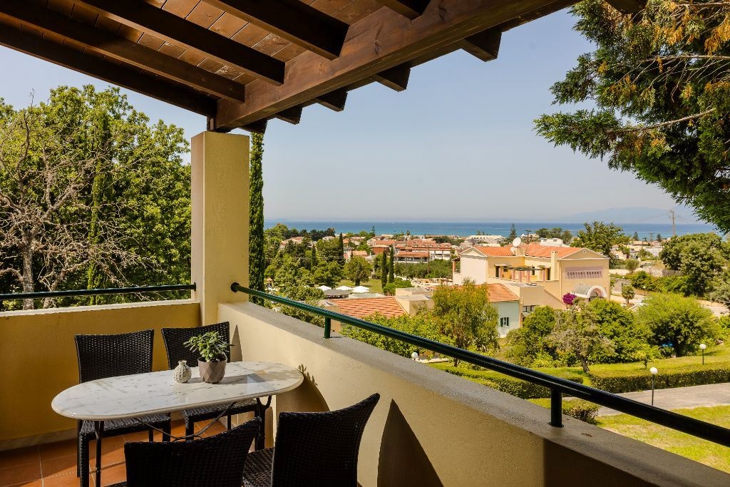 rooms-one-bedroom-family--side-sea-view-balcony-or-terrace