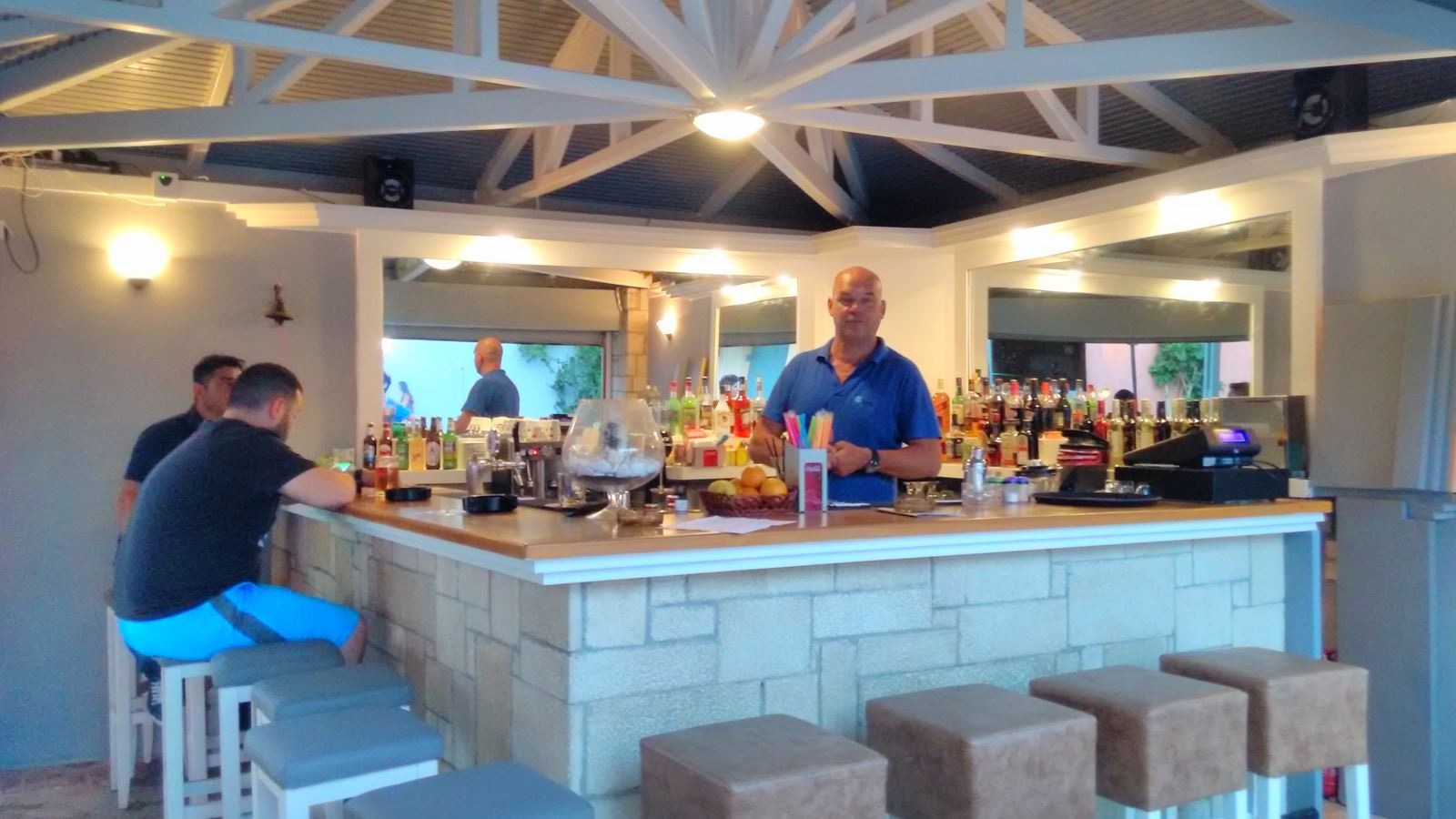 bars-main-bar