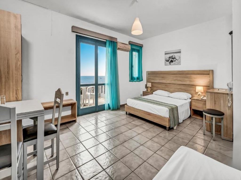 rooms-room-superior-poolview