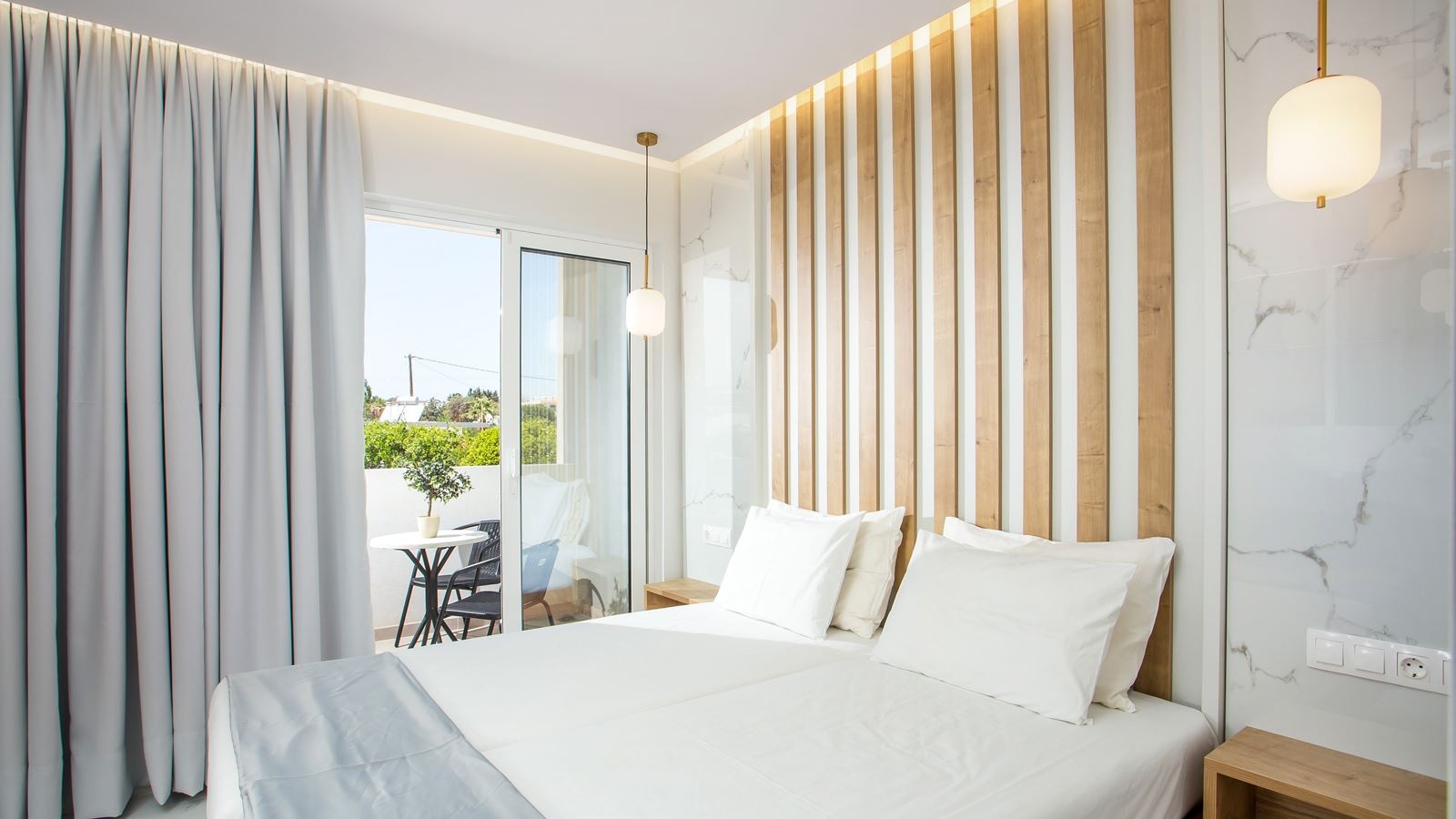 rooms-double-room	with-balcony