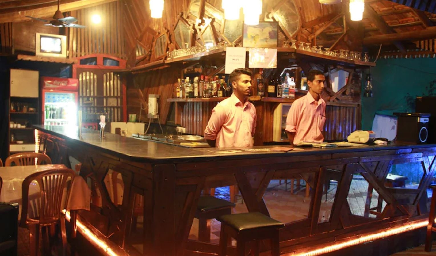 bars-poolside-bar
