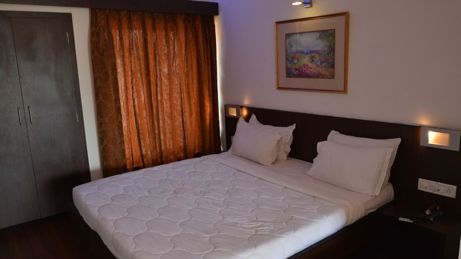 rooms-deluxe-room
