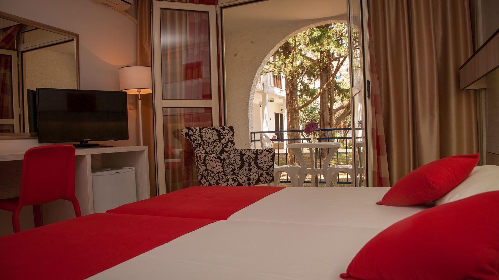 rooms-double-room-extra-bed-with-balcony