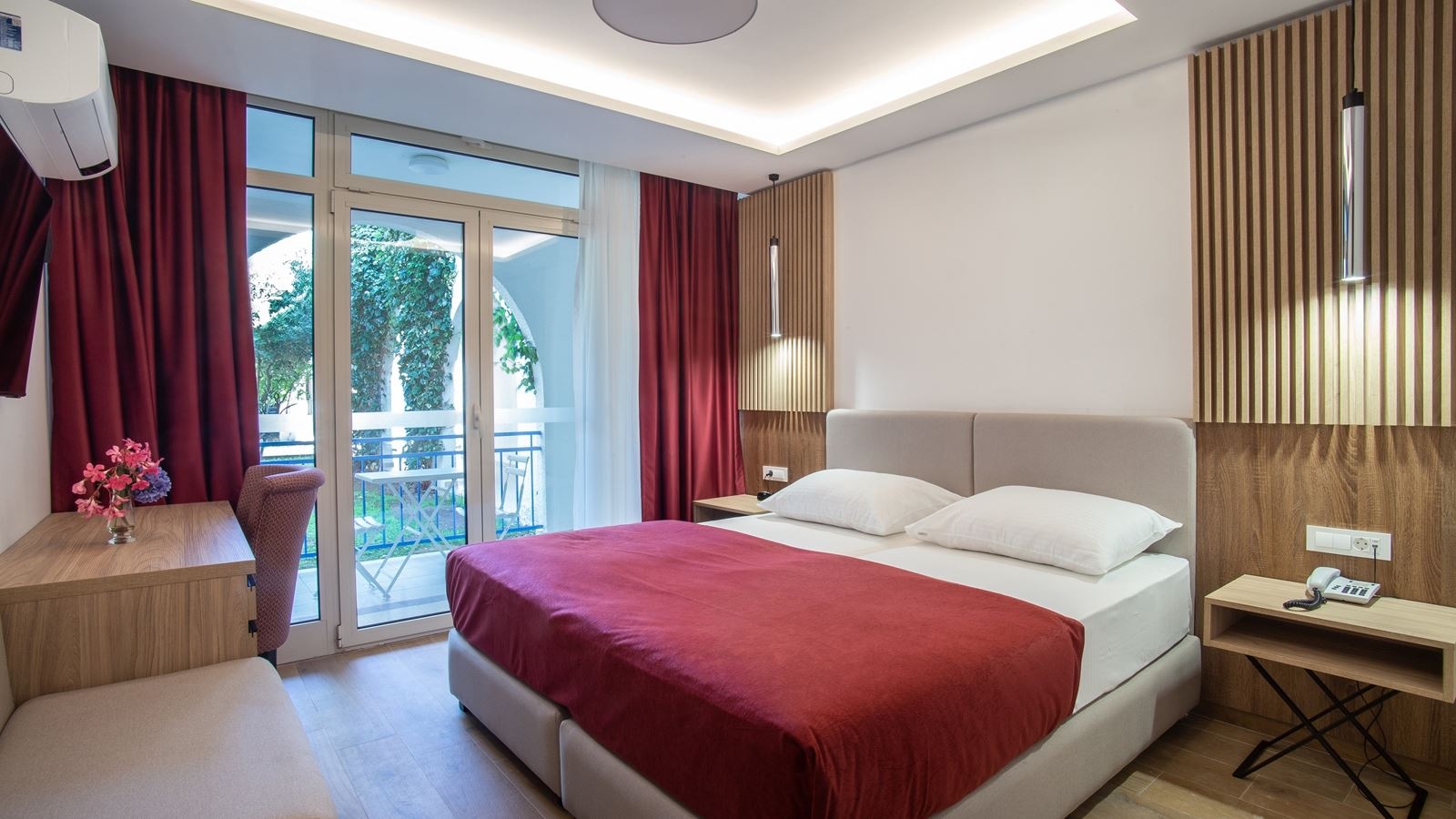 rooms-premium-double-room-with-balcony-renovated