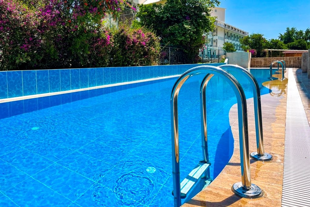 rooms-swim-up-room