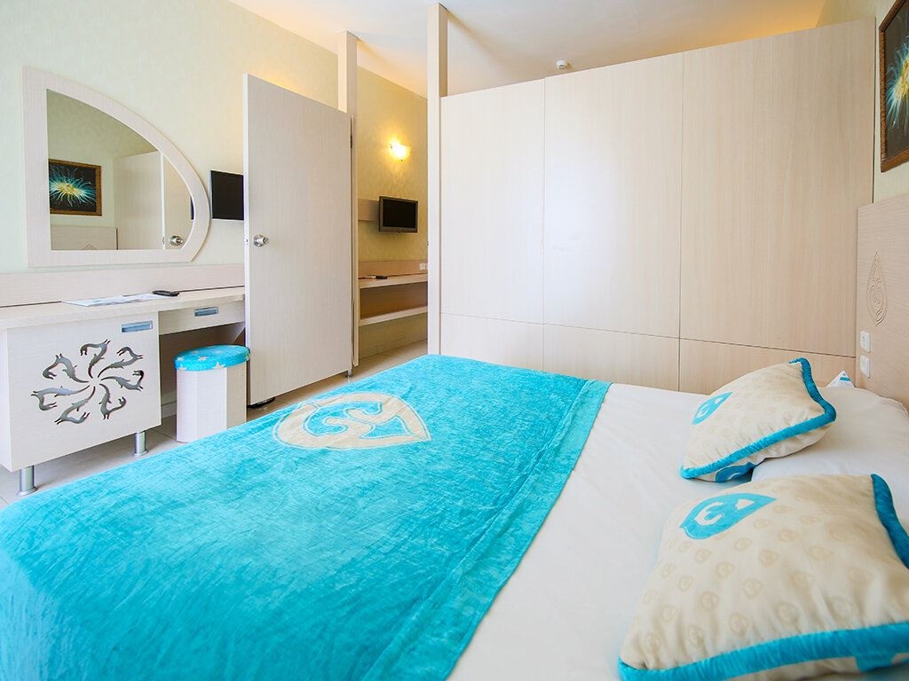 rooms-coral-room
