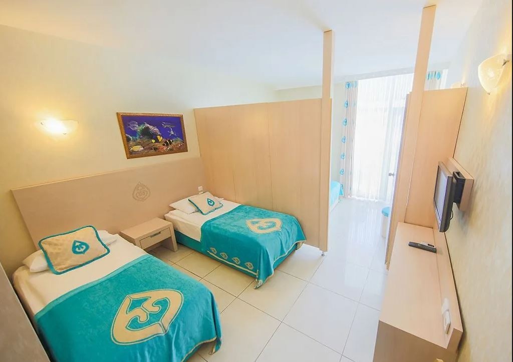 rooms-coral-room
