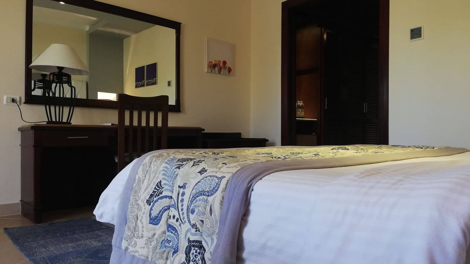 rooms-superior-room-main-building-pool-view